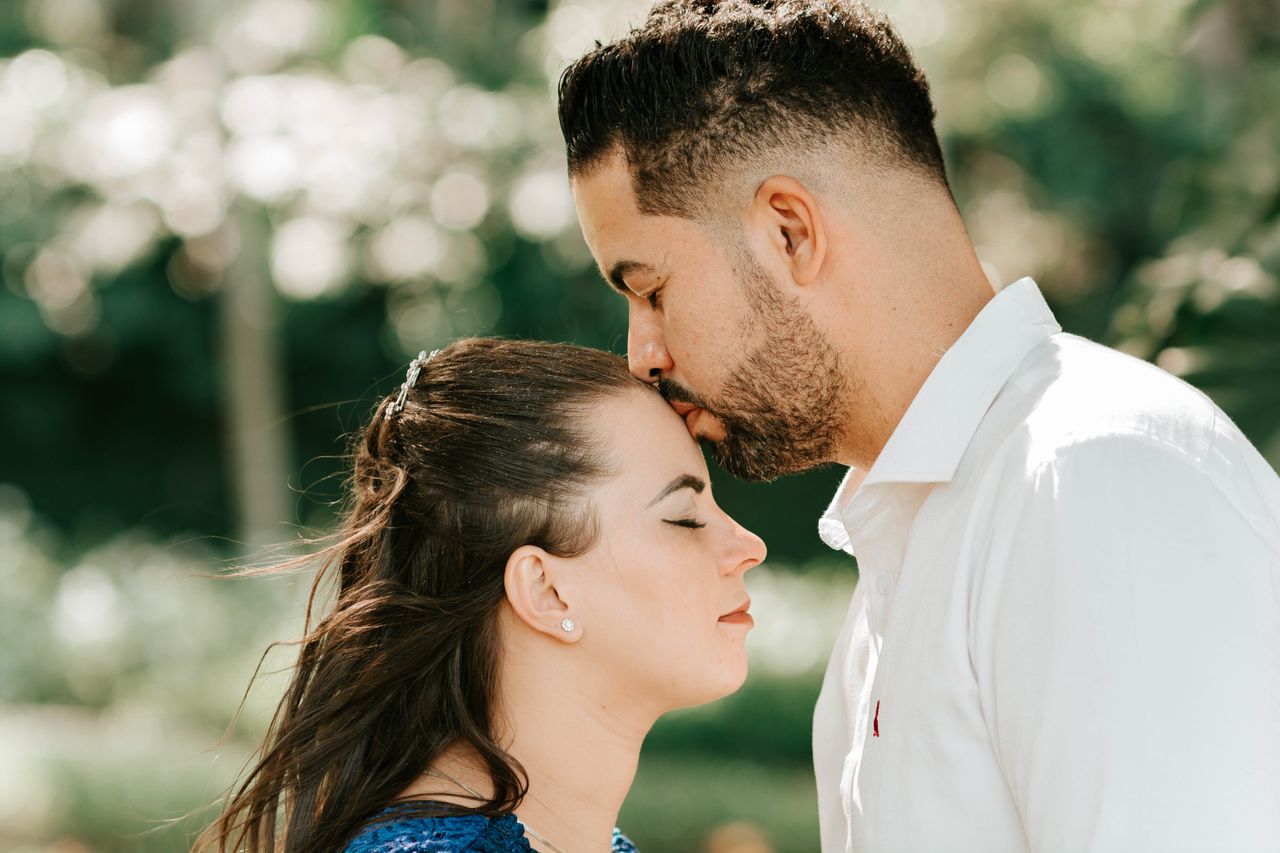 kissing